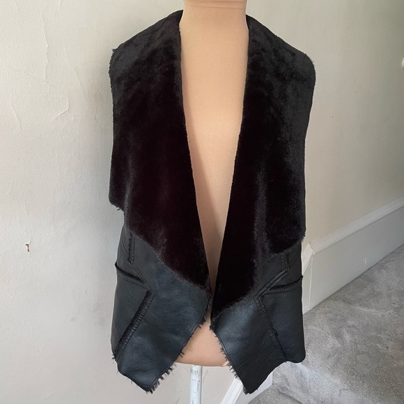 BLANK NYC Black Faux Shearling Vegan Leather Drape Front Open Vest EUC Size Med - Picture 3 of 12